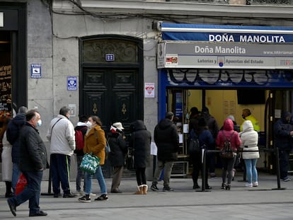 Decenas de personas esperan su turno en la administración de Loterías de Doña Manolita.