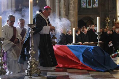 El féretro con los restos mortales del expresidente Vaclav Havel estuvo cubierto durante el funeral con la bandera de la República Checa. Havel se opuso a la partición pacífica del país con la actual Eslovaquia, en 1993.