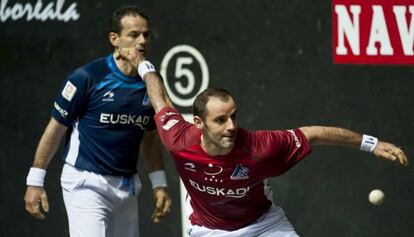 Xala golpea la pelota, ante la mirada de Titín III, en la final de Bilbao.