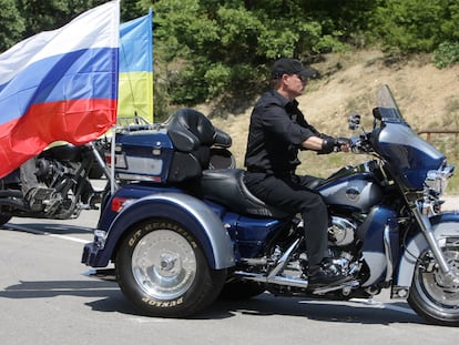 El primer ministro ruso Vladímir Putin, sobre una Harley, en Crimea.