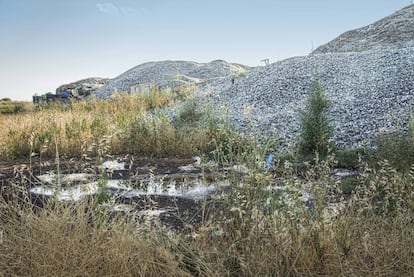 Zona trasera de las instalaciones de Recycling Hispania en Ajalvir, con los residuos de vidrio que empiezan a ocupar otro terreno.