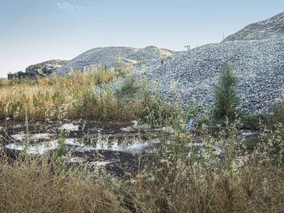 Zona trasera de las instalaciones de Recycling Hispania en Ajalvir, con los residuos de vidrio que empiezan a ocupar otro terreno.