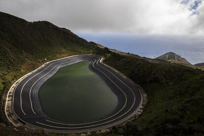 El depósito superior de Gorona del Viento está construido en el cráter de un antiguo volcán. Este embalse funciona como una batería para almacenar energía potencial, ya que cuando no hay viento para mover los aerogeneradores se genera electricidad con la fuerza del agua al hacerla caer hacia las turbinas que se encuentran junto al depósito inferior.