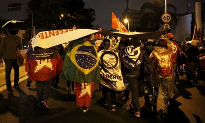 Segundo os manifestantes, 70.000 pessoas foram às ruas de São Paulo nesta quinta-feira contra o impeachment de Dilma Rousseff e a favor da democracia.