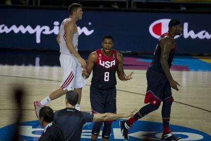 Rudy Gay protesta al árbitro.