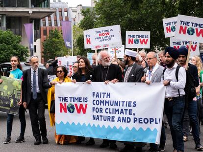 Varios líderes religiosos marchan en una protesta contra el cambio climático.