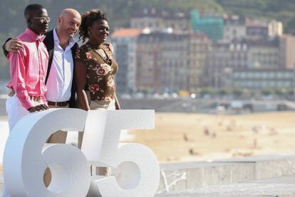 Antonio M&eacute;ndez Esparza, entre los actores Andrew Bleechington y Regina Williams, en San Sebasti&aacute;n.