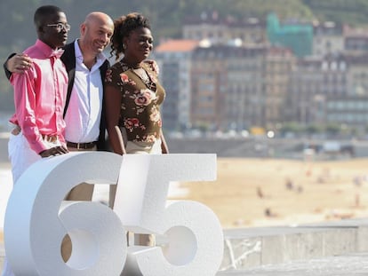 Antonio Méndez Esparza, entre los actores Andrew Bleechington y Regina Williams, en San Sebastián.