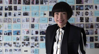 Angelica Cheung, frente a la pared de edición de la revista.