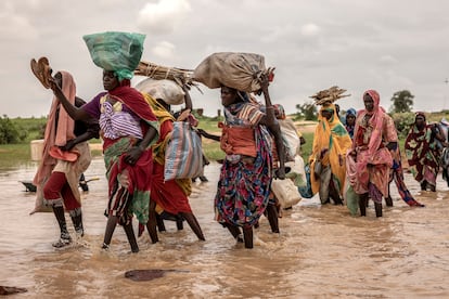 La guerra de Sudán tiene también protagonismo en el Festival gracias a la lente del fotógrafo irlandés Finbarr O'Reilly. Se trata de un país donde la violencia y el hambre han obligado a más de 12 millones de personas a huir y dejar sus casas. En la imagen, unas mujeres de Darfur se dirigen hacia un campo de refugiados que acoge a 700.000 sudaneses al este de Chad.