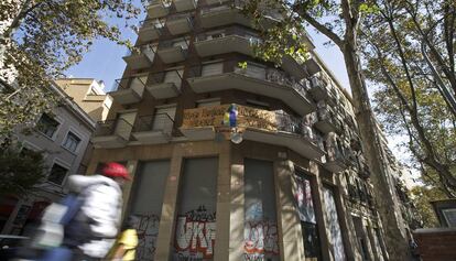 L'edifici ocupat, al número 12 de la ronda de Sant Pau de Barcelona.