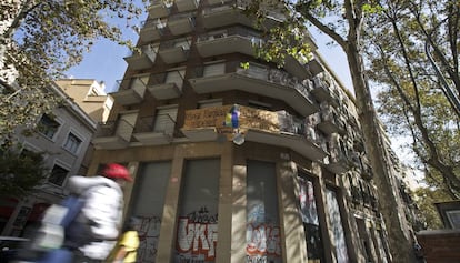 El edificio okupado, en la ronda de Sant Pau.