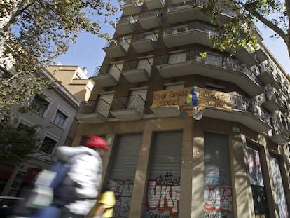 El edificio okupado en el 12 de la ronda Sant Pau de Barcelona