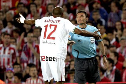 Kanouté protesta las decisiones arbitrales en un partido con muchos nervios entre los jugadores.