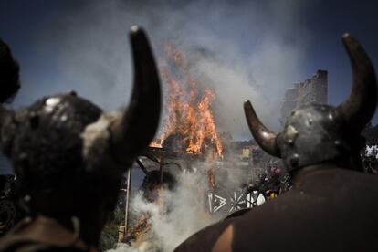 Catoira es una localidad con cerca de 3.500 habitantes situada en la comarca de Caldas. Miles de personas de acercan a disfrutar de la Romería Vikinga. En la imagen, asistentes participan de una hoguera vikinga.