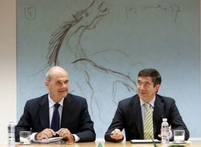 Chaves (izquierda) y Patxi López (derecha) presiden reunión de la Comisión Bilateral de Cooperación entre los gobiernos central y vasco.