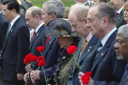 Más de 50 líderes mundiales han asistido al homenaje de Moscú. Personalidades como Putin, Kofi Annan, Bush o Chirac, han portado en sus manos claveles durante la ceremonia ante la Tumba del Soldado Desconocido junto al muro del Kremlin.