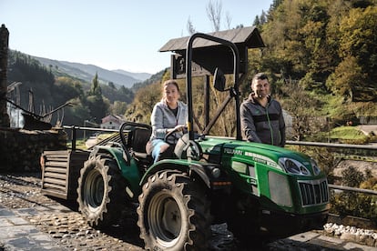 Los bodegueros María Crespo y Luciano Gómez, propietarios de La Verdea, en el tractor con el que trabajan los viñedos que tienen en Cangas del Narcea.