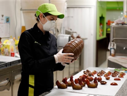 Loelia Pissot, pastelera artesana de chocolate, elabora un huevo de Pascua en su tienda de Cannes, Francia, este jueves.
