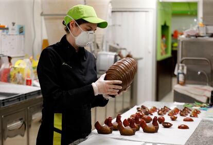 Loelia Pissot, pastelera artesana de chocolate, elabora un huevo de Pascua en su tienda de Cannes, Francia, este jueves.