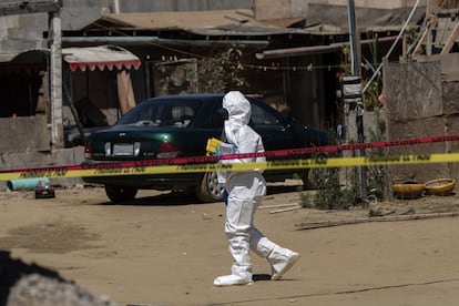 Personal de la Fiscalía trabaja en el lugar donde fueron encontrados cuatro personas sin vida en Tijuana, Baja California, el 2 de agosto 2025.
