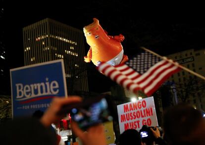 Un globo que representa al presidente estadounidense Donald Trump como un bebé sobrevuela los carteles de protesta, durante una manifestación en apoyo de la destitución de Trump, en Seattle.
