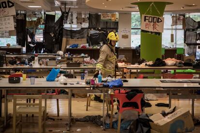 Tan pronto como concluyan la misión de comprobar que "no hay nada peligroso dentro" la policía entregará las instalaciones a las autoridades universitarias. En la imagen, un bombero inspecciona un comedor del campus universitario.