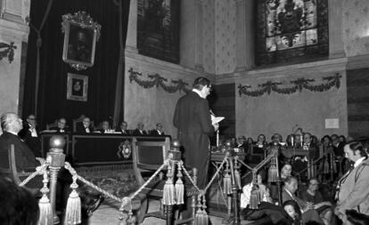 Miguel Delibes lee su discurso de ingreso en la Real Academia Española de la Lengua, en mayo de 1975.