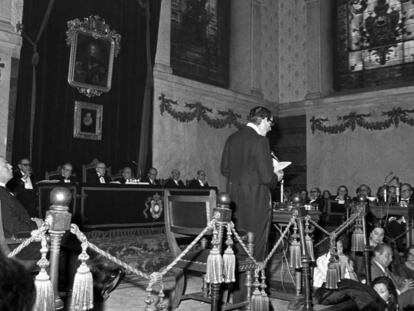 Miguel Delibes lee su discurso de ingreso en la Real Academia Española de la Lengua, en mayo de 1975.