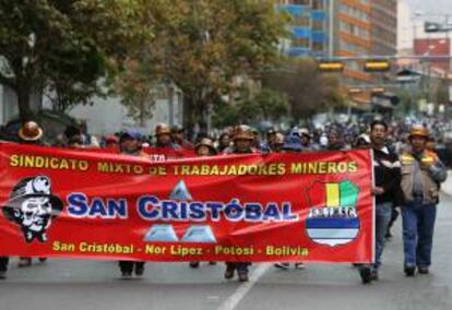 Trabajadores mineros protestan este 15 de mayo, en las calles de La Paz, al cumplirse diez días de protestas encabezadas por la Central Obrera Boliviana (COB) por exigir un incremento en las pensiones de los jubilados.