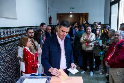 El presidente del Gobierno, Pedro Sánchez, vota en el colegio Nuestra Señora del Buen Consejo, este domingo.