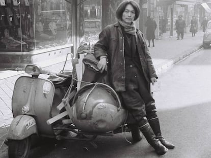 El japonés Yasumasa Toshima junto a su motocicleta, en una imagen tomada en los años setenta.