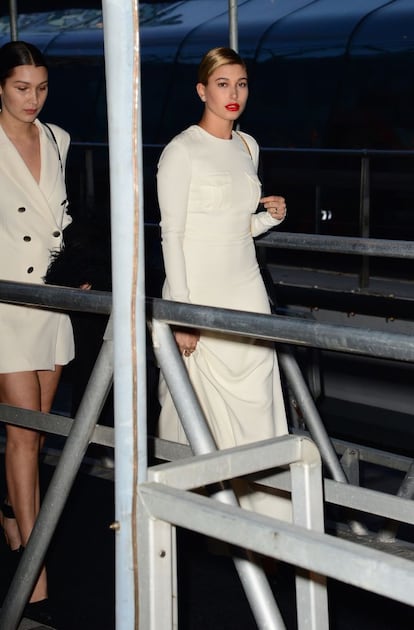 La modelo Hailey Baldwin a su llegada anoche a la fiesta de Chanel 'Crucero con Karl', organizada junto a 'V Magazine'. Aunque Lagerfeld estuvo entre los asistentes, el diseñador alemán no se prodigó ante los fotógrafos que esperaban en el muelle.