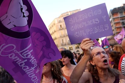 Una mujer levanta un cartel este lunes en Madrid, durante la concentración contra el comportamiento de Luis Rubiales.  
