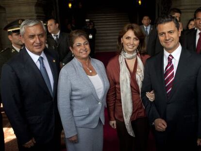 Pe&ntilde;a Nieto y su esposa, Ang&eacute;lica Rivera, posan junto al mandatario guatemalteco, Otto P&eacute;rez Molina y la primera dama, Rosa Leal de P&eacute;rez 