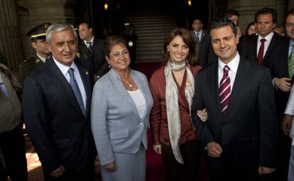 Peña Nieto y su esposa, Angélica Rivera, posan junto al mandatario guatemalteco, Otto Pérez Molina y la primera dama, Rosa Leal de Pérez