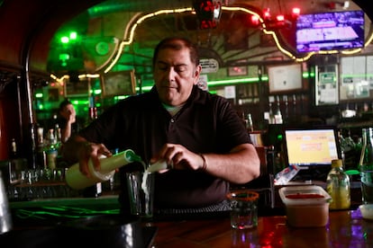 El camarero Teodoro Morales prepara la famosa margarita del Kentucky Club. El bar de Ciudad Juárez afirma ser la cuna de la margarita.