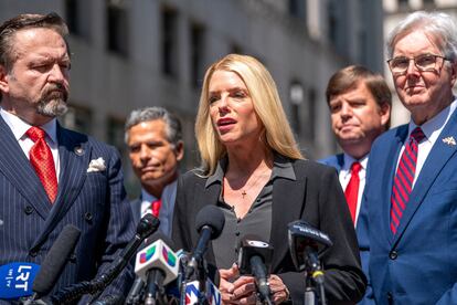 Pam Bondi, en mayo pasado en Nueva York, a donde acudió para mostrar su apoyo a Donald Trump por el juicio del 'caso Stormy Daniels'.