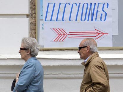 Dos ciudadanos salen del colegio Caldeiro tras votar.