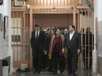 Carles Mundó, Ada Colau y Oriol Junqueras, durante una visita a la cárcel Modelo en Barcelona.