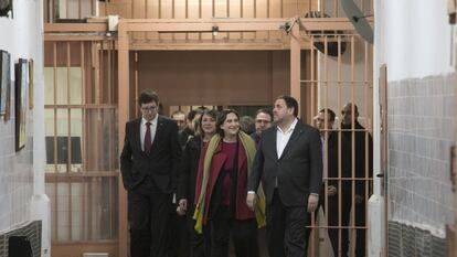 Carles Mundó, Ada Colau y Oriol Junqueras, durante una visita a la cárcel Modelo en Barcelona.