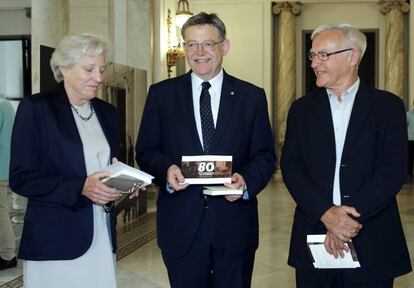 El presidente de la Generalitat, Ximo Puig, la nieta del que fuera último presidente del Gobierno de la República, Carmen Negrín, y el alcalde de Valencia, Joan Ribó.