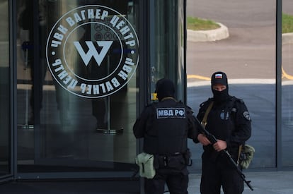 Two police officers guard Wagner's headquarters in St. Petersburg. 