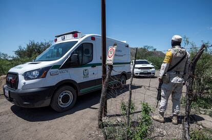 Una ambulancia llega a la mina en que ocurrió un derrumbe en el municipio de Múzquiz, en Coahuila