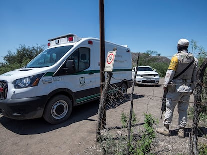 Una ambulancia llega a la mina en que ocurrió un derrumbe en el municipio de Múzquiz, en Coahuila (México).