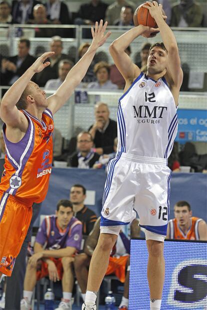 Mirotic lanza a canasta ante la oposición de un rival.