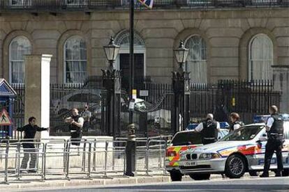 Varios policías apuntan con sus armas a un sospechoso en el distrito de Whitehall de Londres, donde se encuentran los principales edificios del Gobierno británico.