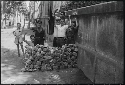 'Barricada de juguete, calle Diputación, agosto 1936, una de las obras de Antoni Campañà que se podrá ver en el MNAC.