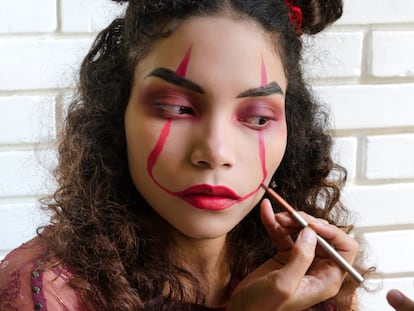 Consigue un maquillaje aterrador gracias a las pinturas faciales y a la sangre falsa. GETTY IMAGES.