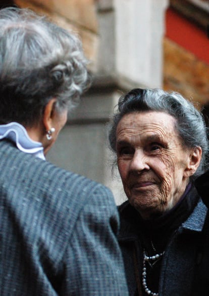 La pintora Leonora Carrington (de frente) junto a la escritora Elena Poniatowska, fotografiadas en México en 2009.